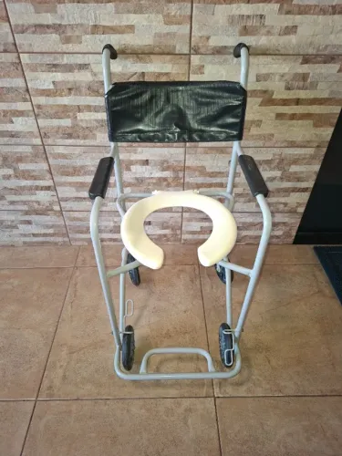 vendo cadeira de banho em otimo estado de conservaçao e funcionamento para desocupar urgen