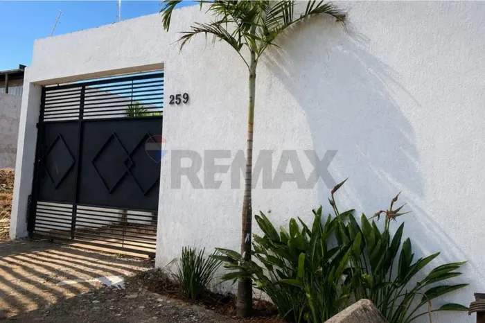 Casa com Piscina e Área Gourmet à Venda | 2 Quartos (1 Suíte) | 200m² de Terreno | Nova Od