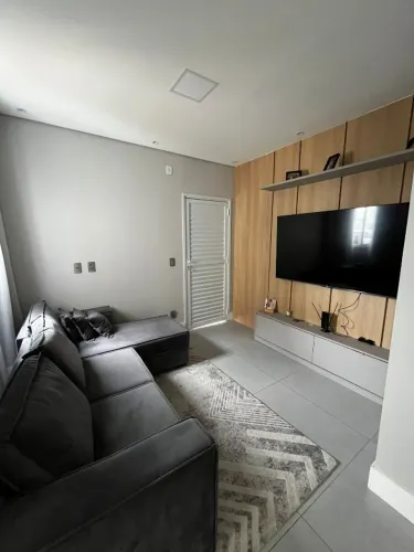 Casa 105m² condomínio, 2 dormitórios (1 suíte), 2 vagas de garagem