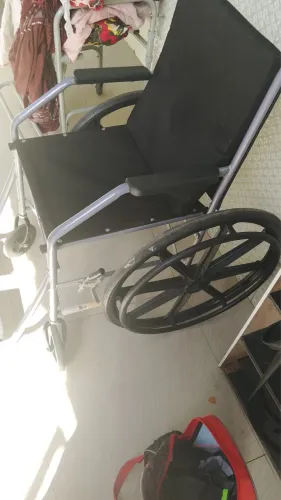 Vendo 2 cadeira uma de rodas e uma de banho estado novo