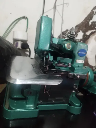 Máquina de costura overlock