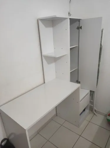 Mesa de estudo com armário