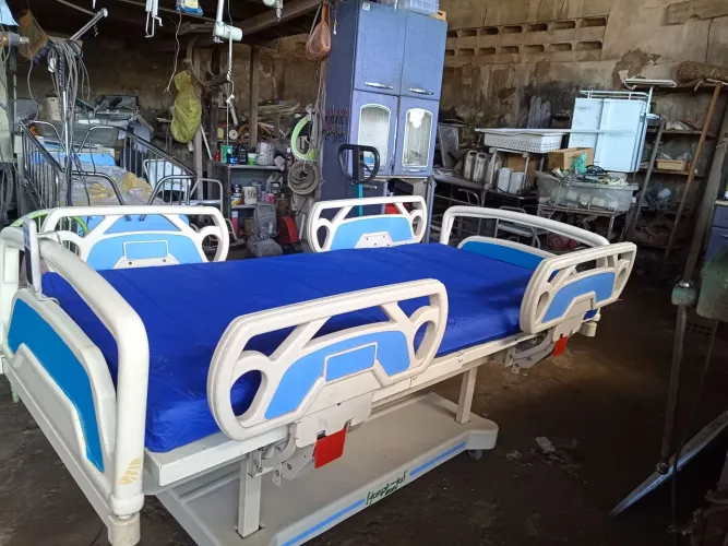 Camas hospitalar elétrica com 4 movimentos com colchão usado com capa nova