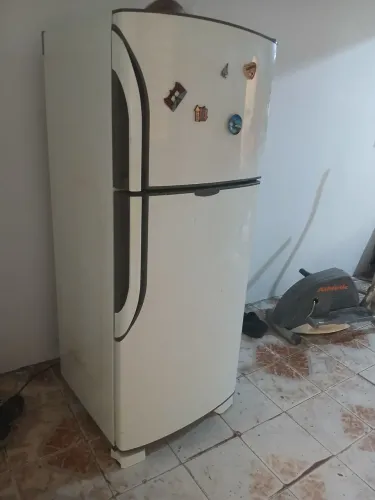 Vende se geladeira com defeito