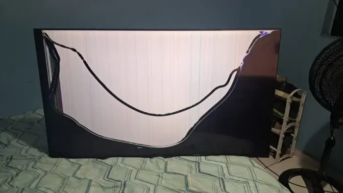 Duas TVs com defeito na tela