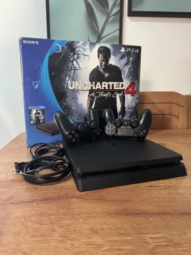 PlayStation 4 slim 500GB + 2 jogos + 2 controles