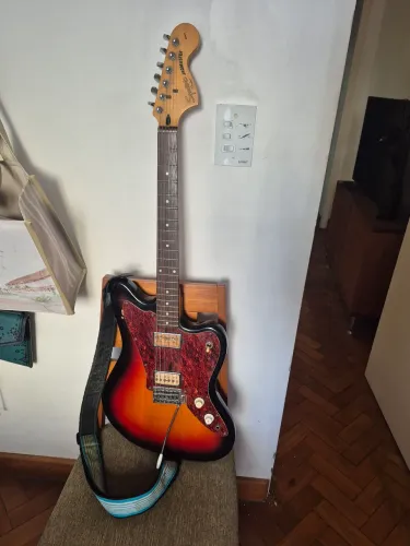 Guitarra Squier Standard Jagmaster com Captadores vintage GFS Surf 90 e tarraxas Wilkinson