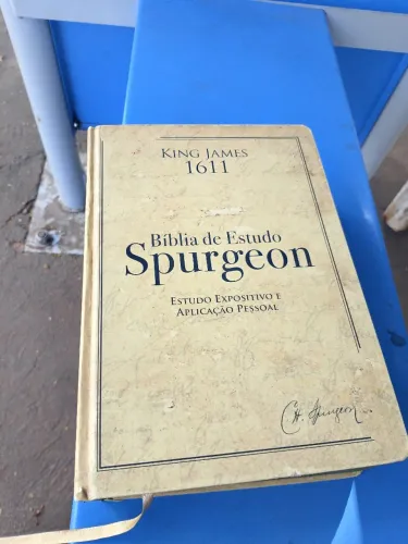 Vendo bíblia de estudo Spurgeon com expositivo e aplicação pessoal king James 