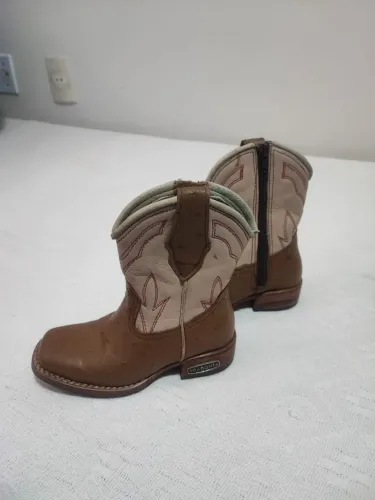 Bota infantil estilo vaqueiro e super estilosa