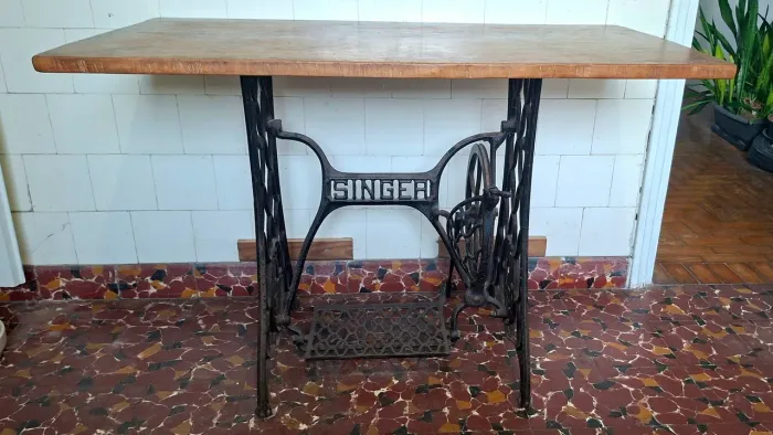 Mesa de madeira com base de metal