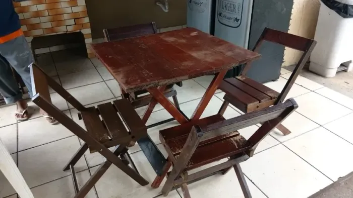 jogo de mesa dobrável com 4 cadeiras de madeira maciça bar
