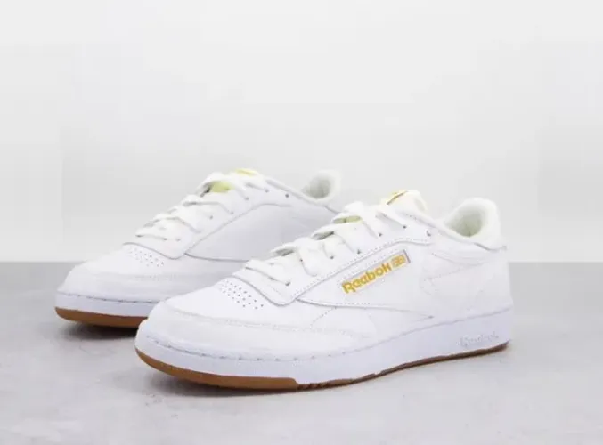 Tênis Reebok Club C 85 branco com detalhes em amarelo