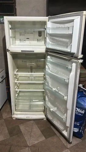 Geladeira Simples e Funcionando - À Venda