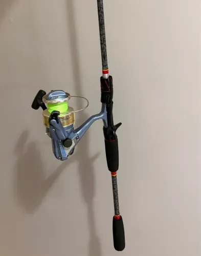 Molinete Daiwa 4000mt + vara de pesca nova