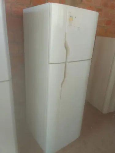 Geladeira dúplex Electrolux frost free semi nova. $620