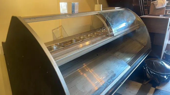 Balcão expositor refrigerado com condimentadora 