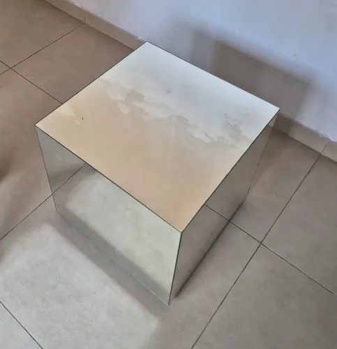 Cubo de vidro espelhado decorativo