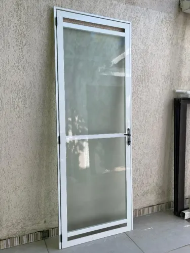 Porta de Giro externa, com abertura na parte superior e inferior