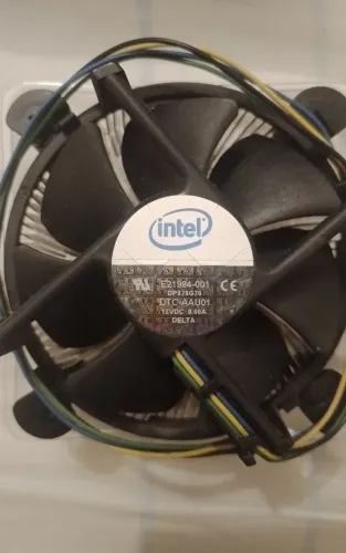 cooler original da Intel com o processador