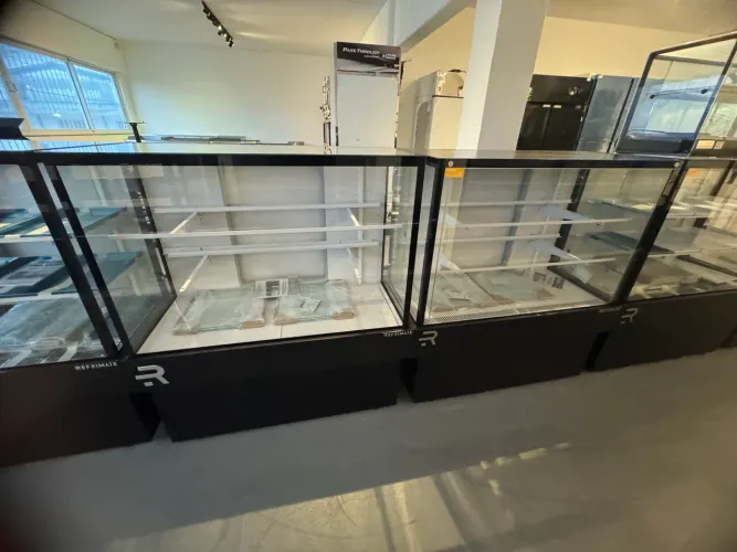 Vitrine confeitaria refrigerada 1,10m x estufa 1,10m com iluminação led nova