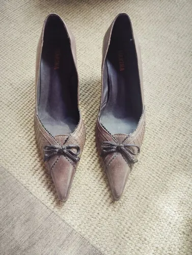 Scarpin marrom em couro
