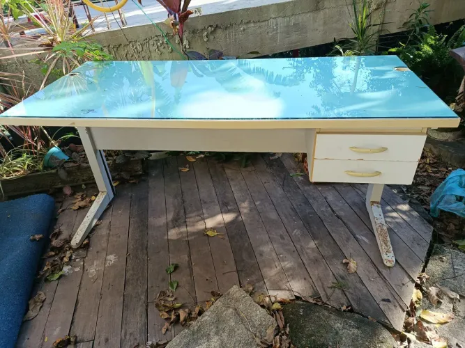 Mesa de escritório com tampo de vidro e 2 gavetas