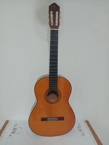 Violão Clássico Yamaha C70 para destro, brilhante, tampo de abeto.