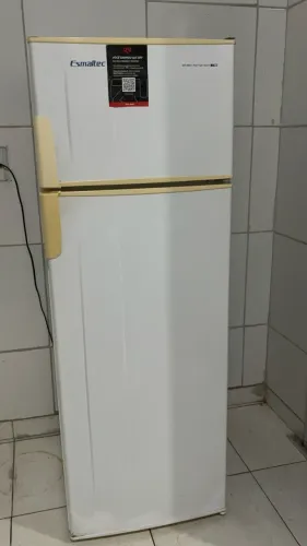 Geladeira semi nova (não é frost free)