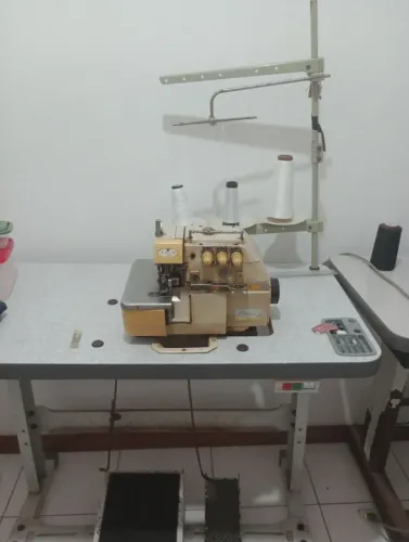 Máquina overloque Yamata usada