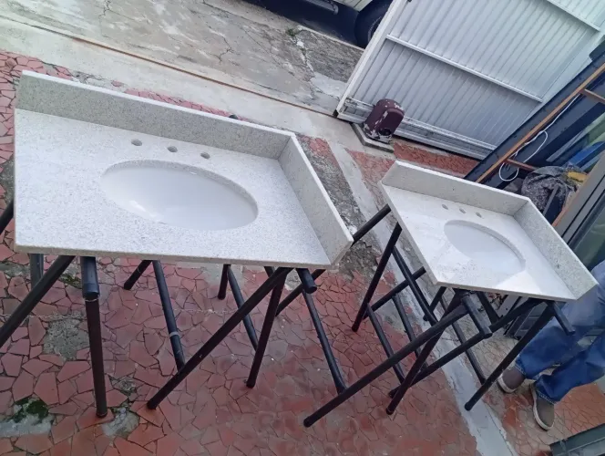 Pias de granito com cuba de louça novas 80 cm x 55 cm.