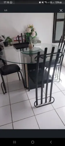 Base de mesa de mármore e cadeiras de ferro