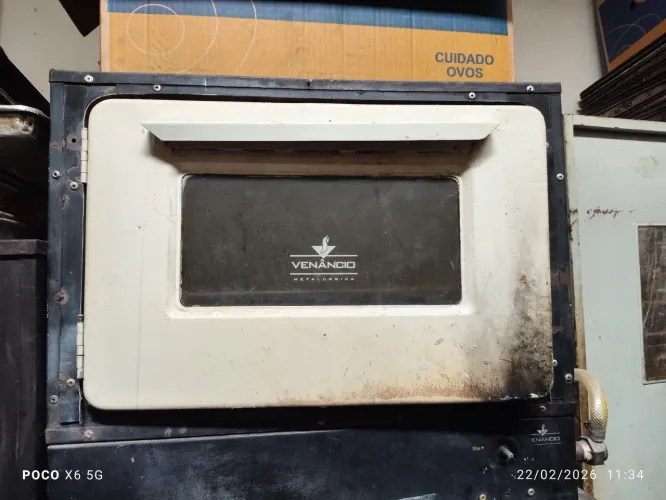 Forno para doação, precisa de manutenção.