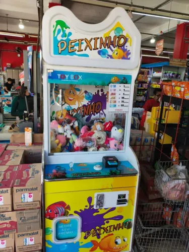 3 Máquinas de pegar pelúcia.