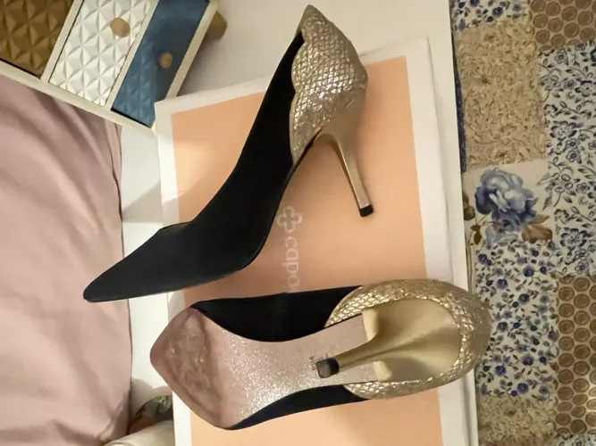 Scarpin-Sapato preto com detalhes dourado