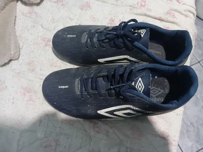 Vendo uma chuteira tamanho 42