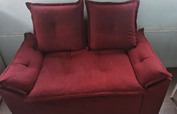 Sofá 2 Lugares Vinho com Almofada