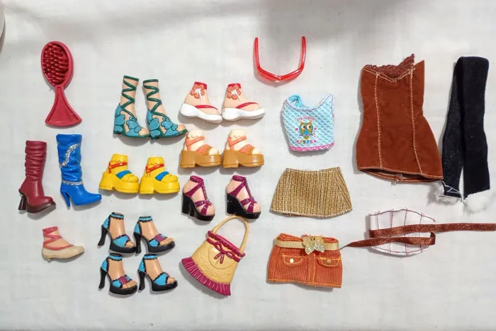 Lote de acessórios Barbie My Scene, sapatos, roupas..