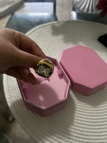 Anel swarovski dourado com ponto de luz prata