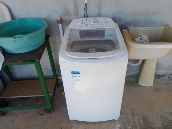 Vende-se máquina de lavar Electrolux 12kg com 2 meses de uso