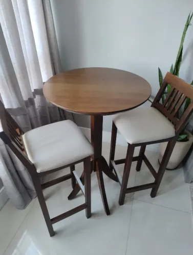 Conjunto Bistrô em Madeira Nobre - Mesa Alta + 2 Banquetas