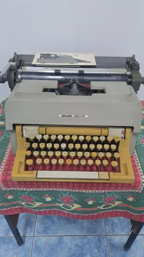 Máquina de escrever ( Olivetti Linea 98 )