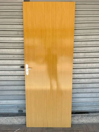 folha de porta de madeira lisa com chave e fechadura 
