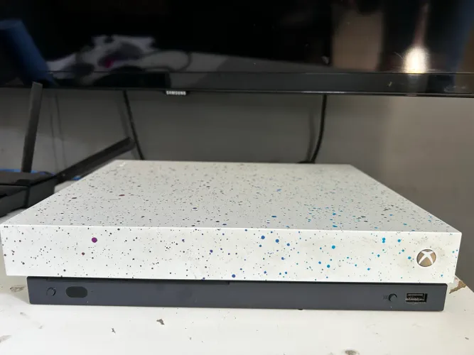 Xbox One X 1TB Hyperspace - Edição Especial NBA 2K20