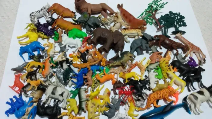 Lote de brinquedos miniaturas fazendinha safári bichos de plástico e borracha.