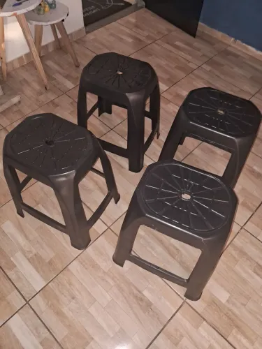 Conjunto com 4 banquetas de plástico