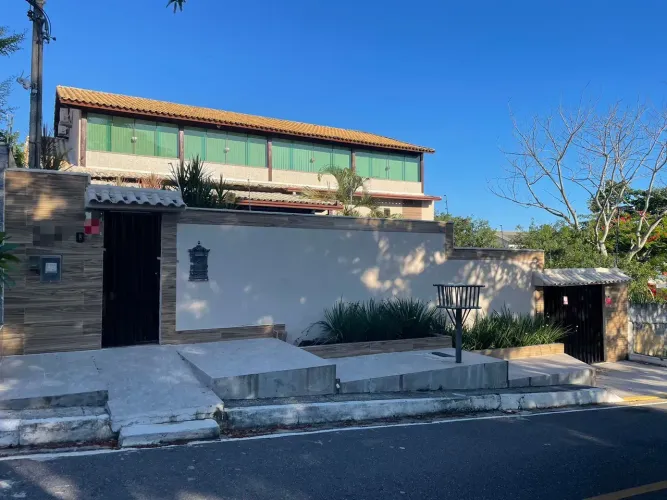 Casa para venda tem 467 metros quadrados com 5 quartos