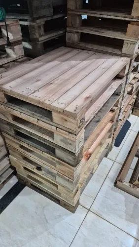 Pallets seminovos medida 0.80 por 0.60 centímetros, madeira eucalipto, entregamos. 