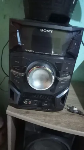 Vendo Som modelo antigo da Sony , conecta por cabo , aceita pen drive.