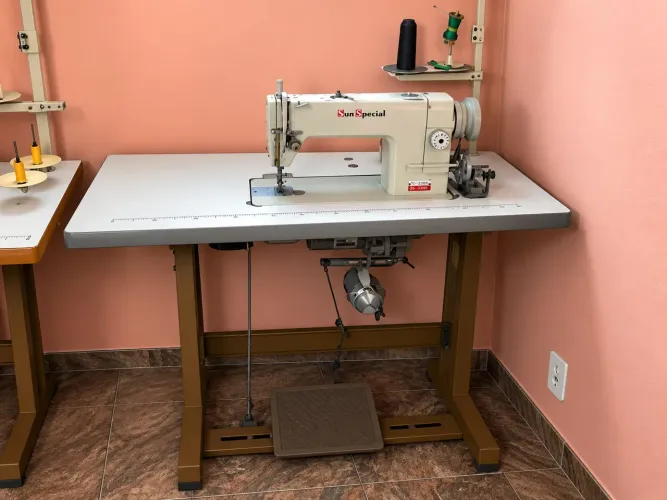Vendo duas máquinas de costura, uma reta San special e a overlok zoje.<br>E a overlok e zoje