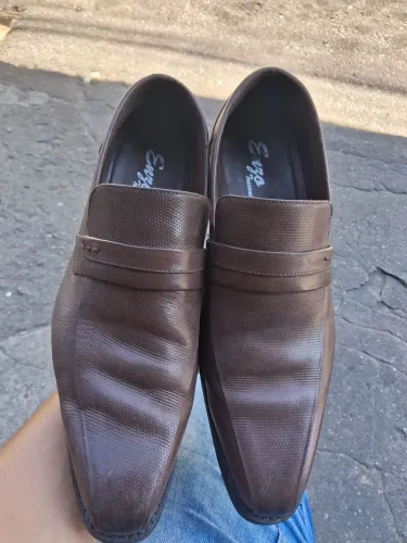 Vendo sapato de couro original com solado de madeira , aceito oferta 